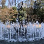 淀井敏夫・作「鷗」噴水の中に設置された彫刻は周りの環境に影響を受け変化するのが魅力