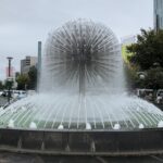 岡山駅前の噴水がタンポポの綿毛のようだった