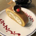 Bunkamura ロビーラウンジのロールケーキ ココナッツがたっぷり過ぎて驚いたけど美味しかった